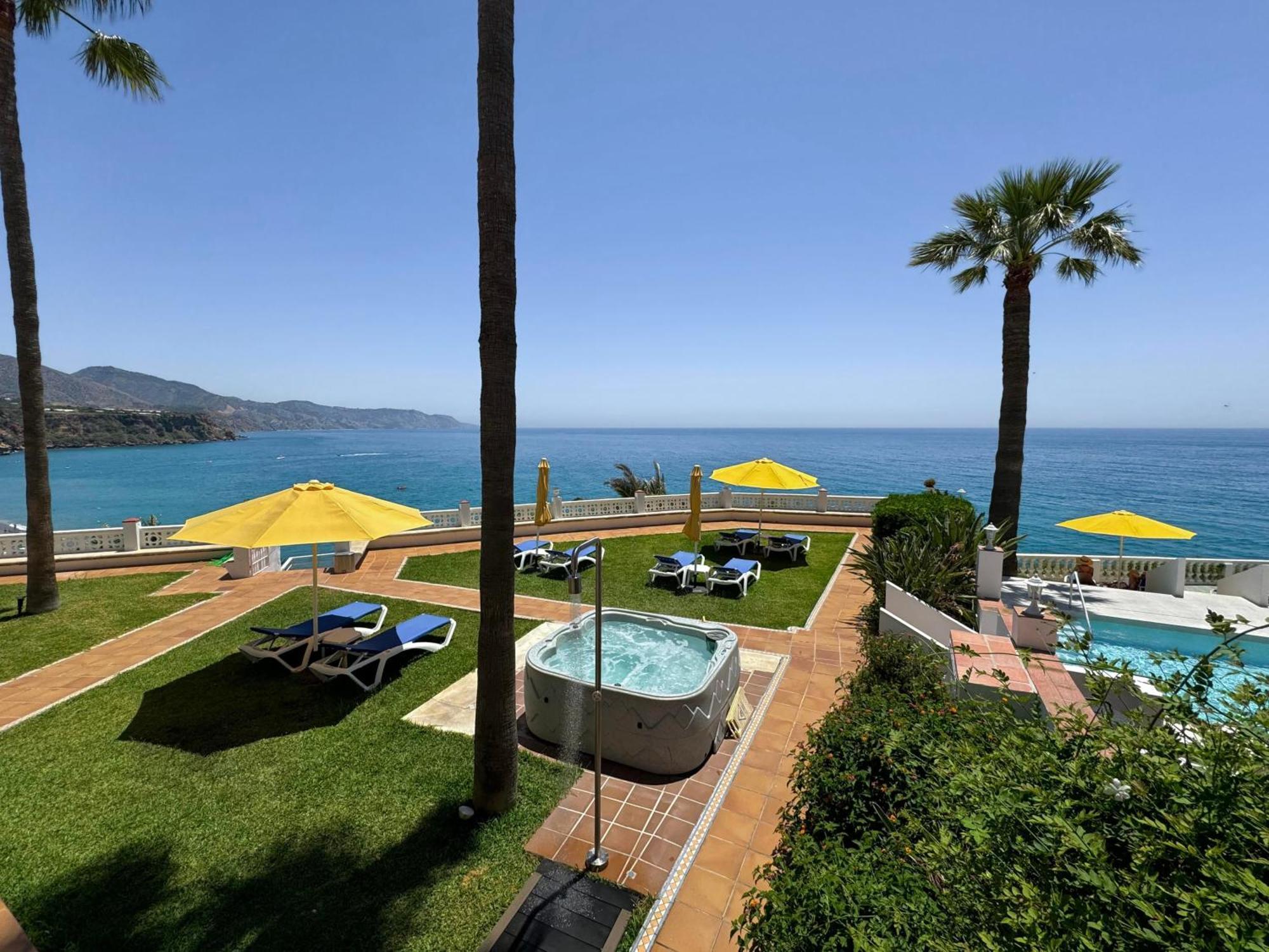 Hotel Paraiso Del Mar Nerja Bagian luar foto