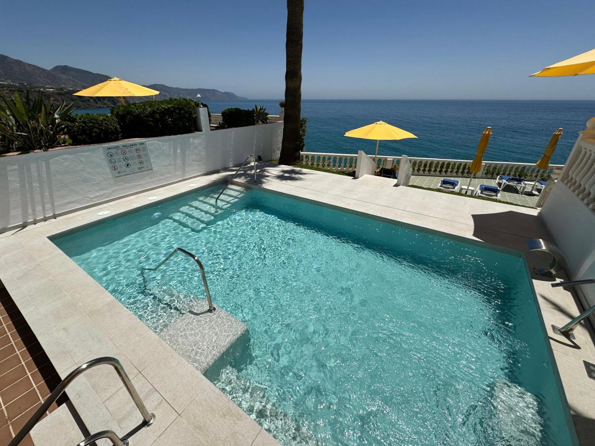 Hotel Paraiso Del Mar Nerja Bagian luar foto